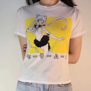 officiell sailor moon merch tshirt av Toei Animation - officiel sailor moon merch i storlek XS. den är tyvärr för liten för mig. använd men har mer att ge. möter ej upp, postar enbart 🌸