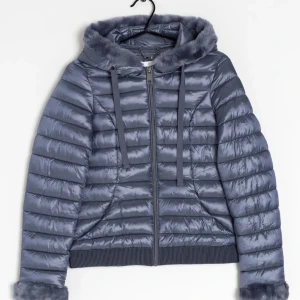Vår jacka  - 💞INTRESSEKOLL💞på min jacka. Den är perfekt till våren. Jag köpte den på Zalando Circle och den är tyvärr lite liten på mig. Kanske säljer den till bra pris. 💞