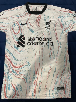 Liverpool tröja - En helt ny Liverpool tröja från 2023 släppet. Den är jättebekväm och luftig. Kund står för frakt!