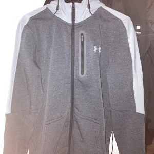Under armour hoodie - Hoodie använd 5 gånger ish nyskick hör av er