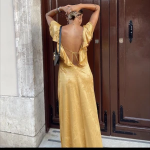 Zara klänning - Superfin klänning som är lite stor! Om du har en i XS kan jag tänka mig att byta (om den är ny)! Min klänning är helt ny med prislappen kvar! (Lånade bilder) om du vill ha fler bilder skicka !! Klänningen är från Zara