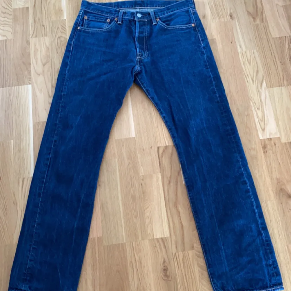 Sjukt snygga levis 501 jeans som ej kommer till användning. Sjukt bra skick. Bara att höra av sig vid funderingar.. Jeans & Byxor.