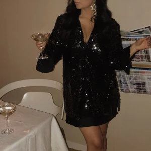 PALJETTKLÄNNING - Svartpalettskjorta jag använt som klänning vid två tillfällen.   Den är i storlek L då jag använt den som oversized klänning, jag är vanligtvis en storlek S.  🧚🏼   Kan skickas eller hämtas / möts upp på Kungsholmen. 