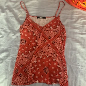 Sommarlinne  - Fint sommarlinne. Använd två gånger. Inga synliga defekter på den. Storlek S, är bara litee stor på mig som har xs. 