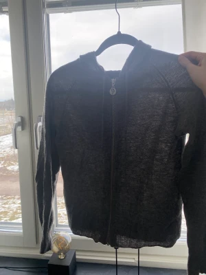 Stickad tröja - Stickad dragkedje tröja från Edblad. Den har luva och är väldigt lite använt. Skriv för fler bilder och tryck inte på köp nu. 