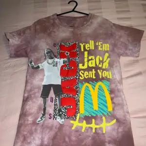 Travis Scott x McDonalds T-shirt i storlek S. Köptes för 1300 :- och säljes nu för 800 :-. Använd fåtal gånger. Finns i centrala Kramfors men kan också skickas men då står köparen för frakten. 800 kr