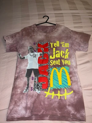 Travis Scott x McDonalds T-shirt - Travis Scott x McDonalds T-shirt i storlek S. Köptes för 1300 :- och säljes nu för 800 :-. Använd fåtal gånger. Finns i centrala Kramfors men kan också skickas men då står köparen för frakten. 800 kr