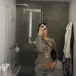 Tröja med kors - Tröja med kors i paljetter