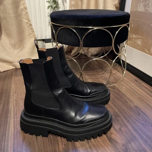 Chunky boots Zara - Chunky boots från Zara i storlek 40. Knappt använda 😭 dessvärre är flärpen av på ena skon, därav priset! 