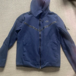 Mörkblå Nike tech - Tröjan är använd några gånger säljer för den inte passar längre.