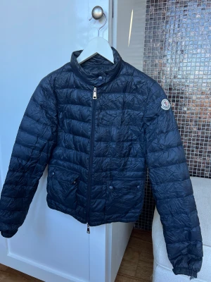 Moncler jacka  - Superfint lättviktdunjacka ifrån moncler!  Ser skrynklig ut då den varit i den lilla påsen man får med! Men såfort man andvänder den försvinner det!  Jackan är äkta och är i storlek 0 