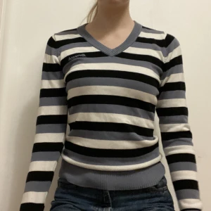 Randig stickad tröja - Lite tunnare stickad tröja. Står storlek Xs men passar nog mer som S eller M om man vill ha den lite mer tajt. 