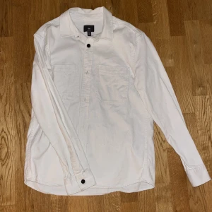 Overshirt - En snygg overshirt ifrån HM, nyskick aldrig använd. Storlek small