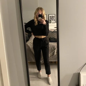 Svarta kostym- mjukisbyxor - Säljer mina kostymbyxor i mjukismaterial från new yorker då de inte kommer till användning. Köpta för några år sedan men knappt använda ändå. 