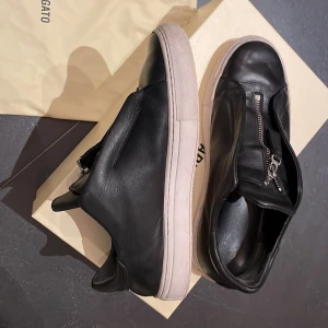 Arigato 720 zip - Hej, nu säljer jag mina arigatos 720 zip i storlek 41, säljer dem för 850 kr, 9/10 i skick väldigt fint skick och 100% äkta, allt på bilden ingår i köp hör av er för fler funderingar i dm