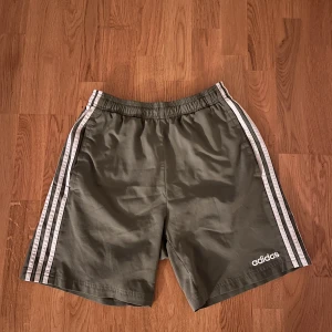 Träningsbyxor  - Ett par riktigt snygg träningsshorts ifrån adidas. Endast använda ett fåtal gånger. Storlek small 