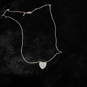 Kumkum hjärthalsband - Halsband "Heart", inramad av små glittrande zirkoner. Sterling silver med rodiumplätering.  Sterling silver med 18 karats guldplätering. 50 cm Använt få gånger