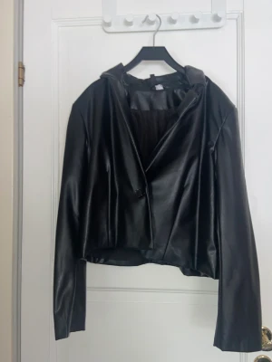 Fake läder tröja  - Endast använd ett fåtal gånger, mjuk inuti, bekvämt material
