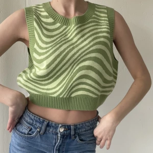 Stickad ~ Top/linne/vest - Fin-stickad(aldrig använd), mönstrad grön luftig top/väst. 