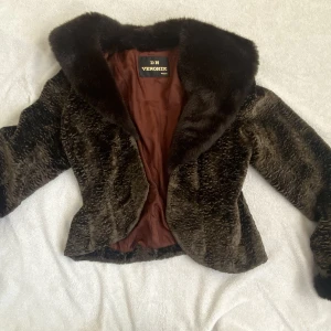 DN VERONIK PARIS - Brun 90s style jacka gjord på fejk päls.  Ej använd av mig men köptes i en vintage butik i Frankrike så den har minimala tecken på användning, skickar bilder på detaljerna vid förfågan. Storlek: S passar även XS. Priset kan diskuteras 