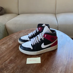 Nike Air Jordan 1 Mid - Använt men fint skick! 