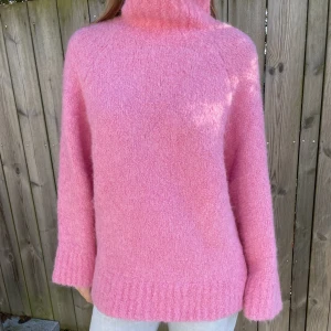 Rosa stickad  - En superfin stickad tröja från selected femme 💘 perfekt till sommarkvällar mm! Nypris ca 800kr