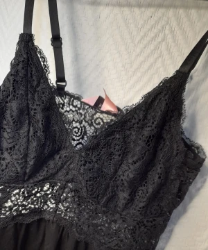 Nattlinne hunkemöller  - Ett skitsnyggt nattlinne från hunkemöller jag fick i pressent men som tyvärr var för litet, är i storlek S men sitter mer som en XS