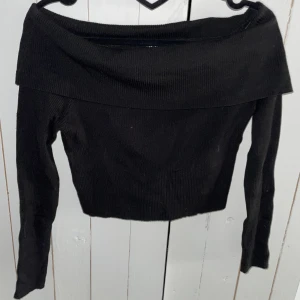 Off Shoulder tröja  - En off shoulder tröja i storlek M, jätte snygg 