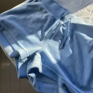 Fina ljusblåa juicy couture shorts i storlek xs. Fint skick och super snygga nu till sommaren. Säljer pågrund av att de är för små💕😘priset kan diskuteras 