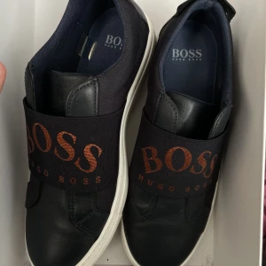 hugo boss skor  - skor köpte för ca 2000kr, storlek 38. Använt ett fåtal gånger.. inga hål på de. Färgen är svart/mörkblå 