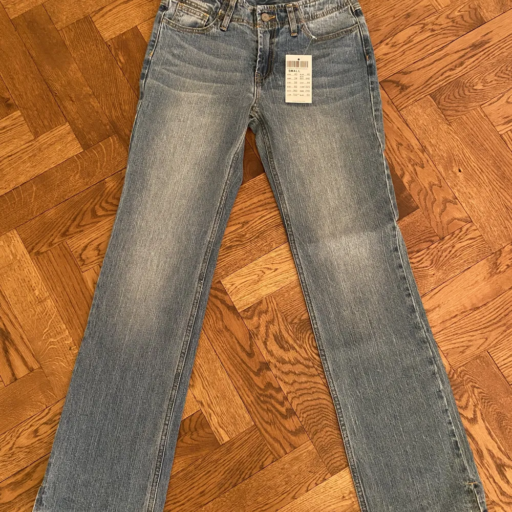 Lågmidjade jeans från brandy Melville, modellen heter Lidwina jeans. Beställde online och dom passade inte och det var alldeles för dyrt att skicka tillbaka 😬 450 INKLUSIVE frakt!!!. Jeans & Byxor.