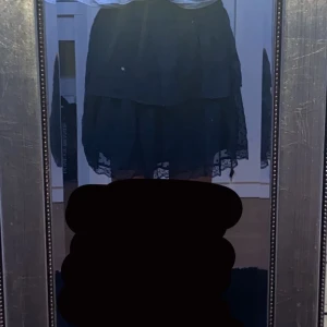 Kjol - Fin kjol som passar bra nu till sommaren, från Vero Moda som köptes i slutet av sommaren men den var lite för stor för mig så den är bara använd 1-2 ggr så inga skador osv❤️köptes för 399kr