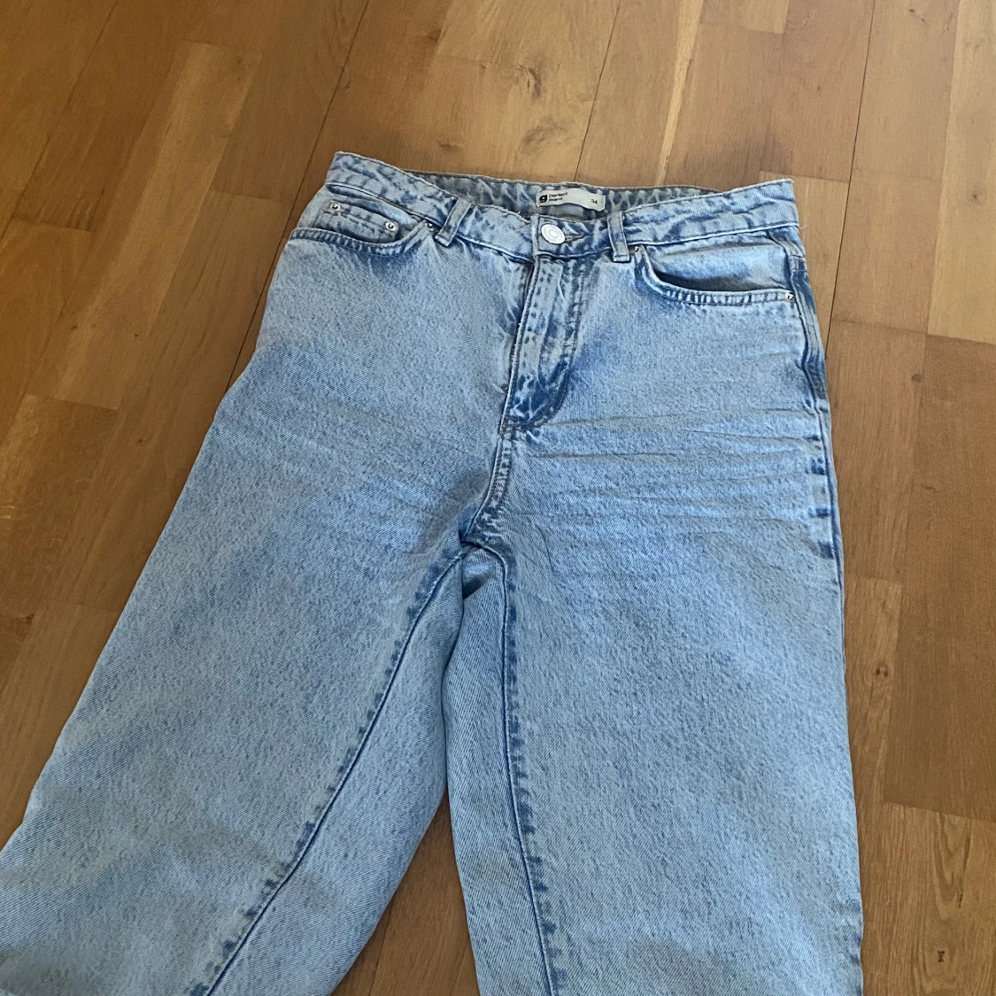 LJUSBLÅ JEANS