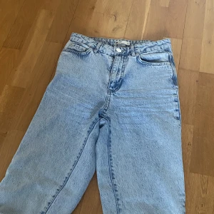 LJUSBLÅ JEANS - - Mellanlånga jeans - Större passform än vad storleken säger