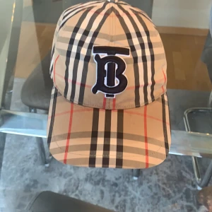 Burberry keps - Burberry keps stl kan justeras från Xs,S,M Äkta kan gå ner i pris vid snabb affär 