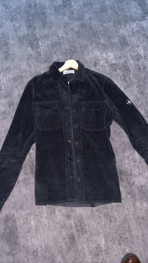 Stone Island Overshirt - Säljer en Stone Island Overshirt som är använda några gånger och köptes för 2,500 och säljs för 1,500