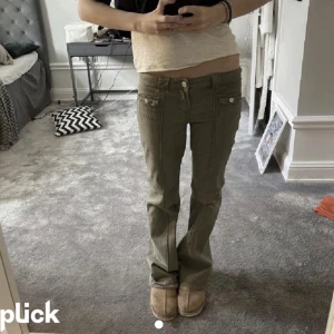 Cargopants - Intressebolag på dessa byxor från hm. Prislappen är kvar, de är i storlek 36 men passar mig som har 34! Min mamma kunde även ha dem som ha storlek 38. Jag startar budgivning men är osäker på om jag vill sälja❤️❤️ de är bootcut och lågmidjade, direktköp=600🥰