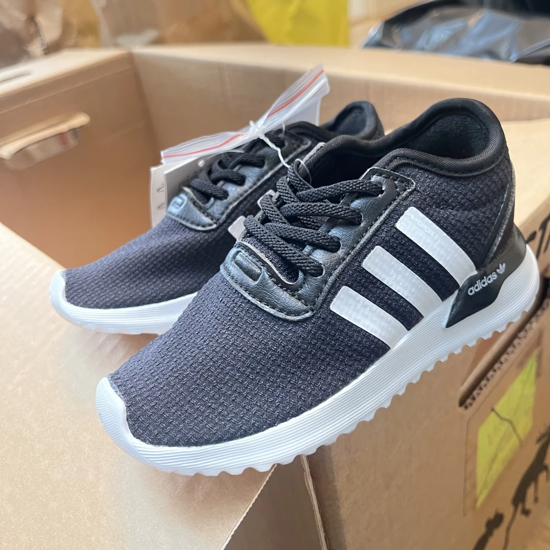 Adidas skor barn - 90