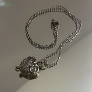 Halsband  - En gullig halsband som lyser i mörkret om den var varit i ljuset ❤️ 