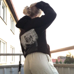 Moderat hoodie! - Hoodie med tryck. Oanvänd. Storlek S. Inköpt för 400 begrensad upplaga finns inte mer. Mjuk insida. Unisex 