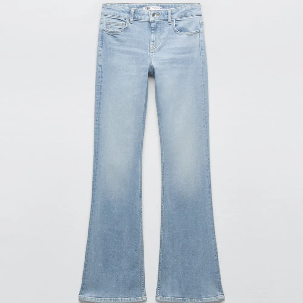 Säljer mina ljusblå, low waist flared jeans från Zara är helt slutsålda på hemsidan💖💖💖Jeansen är hellånga på mig som är 173cm och har därför lite slitningar längst ner, annars sparsamt använda 💞💞💞 Budet är just nu på 400kr💗 (Bild 2 är lånad!). Jeans & Byxor.