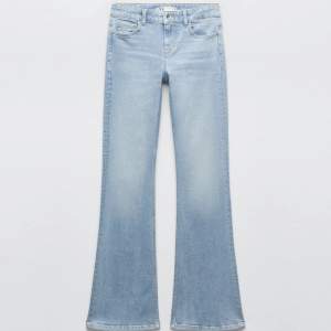 Säljer mina ljusblå, low waist flared jeans från Zara är helt slutsålda på hemsidan💖💖💖Jeansen är hellånga på mig som är 173cm och har därför lite slitningar längst ner, annars sparsamt använda 💞💞💞 Budet är just nu på 400kr💗 (Bild 2 är lånad!)