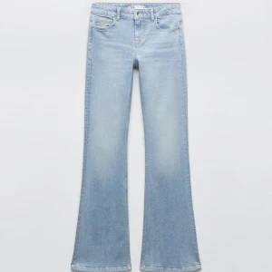 Low waist bootcut jeans - Säljer mina ljusblå, low waist flared jeans från Zara är helt slutsålda på hemsidan💖💖💖Jeansen är hellånga på mig som är 173cm och har därför lite slitningar längst ner, annars sparsamt använda 💞💞💞 Budet är just nu på 400kr💗 (Bild 2 är lånad!)
