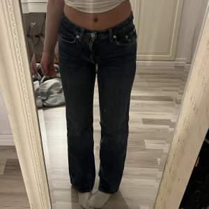 Superfina lågmidjade straight zara jeans. Skriv för fler frågor☺️