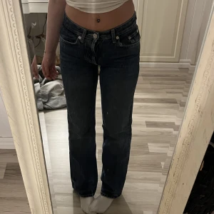 Lågmidjade Zara Jeans - Superfina lågmidjade straight zara jeans. Skriv för fler frågor☺️