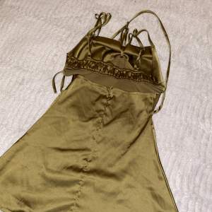 Kort silke liknande klänning i storlek xxs 
