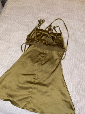 Klänning - Kort silke liknande klänning i storlek xxs 