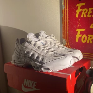 Air Max 95  - Tvärfeta, aldrig använda air max 95 köpta på JD sports nypris ca 2000kr. Köparen står för frakt.