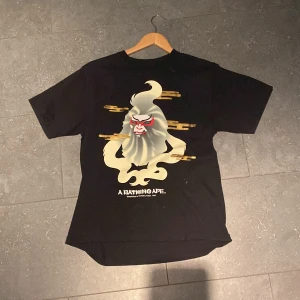 BAPE T-shirt - Asfet t-shirt från A Bathing Ape säljes pga att den inte längre används. 10/10 condition, inga flaws. Storlek M, sitter true to size om inte något oversized. Skriv för fler bilder :)