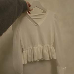 En vit stickad tröja med tunna ärmar funkar till vardags men även finare tillställningar Köpt för 150kr Säljs för: 50kr